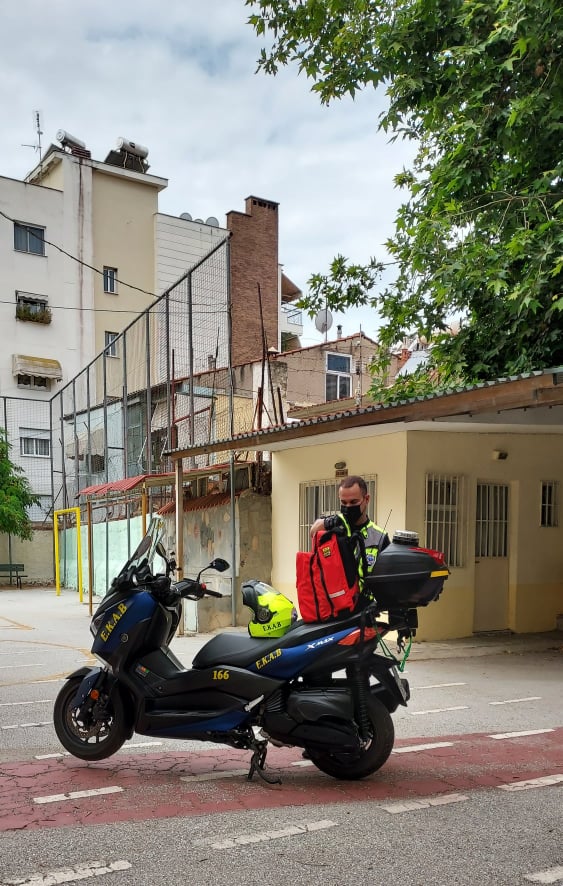 ΕΝΑΣ ΔΙΑΣΩΣΤΗΣ ΜΑΣ ΜΑΘΑΙΝΕΙ ΠΡΩΤΕΣ ΒΟΗΘΕΙΕΣ